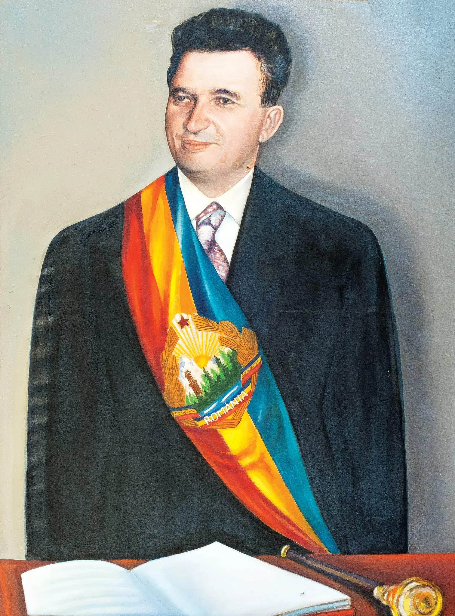 Tablou, ulei pe pânză, ”Portret Nicolae Ceaușescu”, nesemnat, atribui lui Nicolae Toma. Oferit de autor, cu ocazia zilei de naștere a lui Nicolae Ceaușescu, Ploiești, ianuarie 1978.