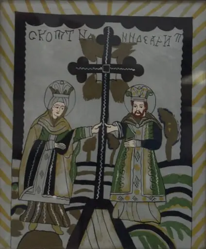 Icoana este pictată pe dosul unei bucăți de sticlă, de formă dreptunghiulară în ax vertical. De o parte și de alta a unei cruci treflate, plasată pe un promontoriu, sugerând Golgota, sunt reprezentați Constantin și Elena. Conturul brațelor superioare este încadrat de o zonă incandescentă în culori intunecate. Sfinții redați în picioare, 1/1, susțin cu o mână crucea. Poartă veșminte împărătești bizantine, destul de simple, cu câteva elemente decorative (romb, val, spirală). Pe cap coroane înalte, deschise. Carnația roz, fețele ușor disproporționate; sfânta Elena are părul acoperit; Constantin are barba scurtă , părul brun-roșcat. Chenar pe laturile verticale, superior bandă ondulată. Spațiul rămas până la ramă decorat cu benzi oblice de culoare galbenă. Culoarea de fond este înlocuită în transparența sticlei de foița argintată. Desenul ușor stângaci, tușele groase, fețele expresive. Paleta cromatică: alb, verde, negru, galben, verde închis, brun-roșcat, fond gri-argintiu. Rama, lată , profilată, din lemn de brad, vopsită cu maro. Capac din lemn, pe dos, cu inel metalic pentru agățare.