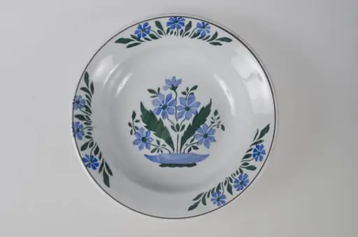 Vasul are formă tronconică, adâncită și este decorat cu motive florale dispuse în trei registre a câte trei flori pe margine, încadrate de o linie; în centru este decorat cu flori și frunze. Pe fund are trei cercuri concentrice care profilează trei registre. Vas evazat în partea superioară. Smălțuit interior-exterior. Cromatică: fond: alb; motive: verde; albastru; negru.