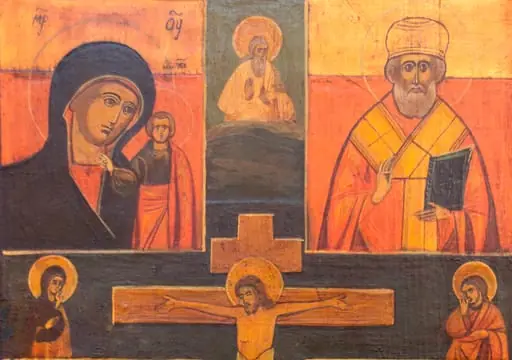 Piesă de cult, de formă dreptunghiulară, alcătuită dintr-o bucată de lemn pictată pe una dintre suprafețe. Icoana este împărțită în patru registre de axul crucii, prezentând un decor antropomorf, dispus astfel: central - Isus Christos răstignit pe cruce, Fecioara Maria și Maria Magdalena în stânga și în dreapta Mântuitorului, pe brațele crucii, iar la partea superioară a crucii Tatăl Ceresc; stânga sus - Maica cu pruncul; dreapta sus - Sfântul Nicolae; stânga jos - Sfântul Dumitru călare pe un cal roșu; dreapta jos - Sfântul Gheorghe călare pe un cal alb (ambii ucigând câte un șarpe, care întruchipează răul). Cromatică: fond verde, decor relizat cu alb, roșu, crem, negru, maro.