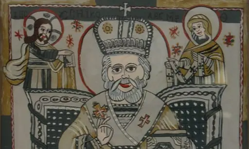 Sfântul ierarh Nicolae așezat pe un tron bogat ornamentat, de factură barocă, binecuvântează cu dreapta (prin unirea inelarului cu degetul mare), cu stânga sprijină Evanghelia pe a cărei copertă este redat un serafim. În colțurile de sus sunt reprezentați Iisus Hristos, ținând Evanghelia pe care o întinde sfântului și Maica Domnului având pe brațe cinstitul ei brâu. În jurul capului Mântuitorului este trasat nimbul cruciger cu însemnele consacrate. Sfântul Nicolae este reprezentat bătrân, părul și barba albe, ondulate, scurte. Veșminte arhirești: stiharul și sacosul în tonuri de galben și negru. Epitrahilul (patrafirul) brodat cu motivul crucii, în partea de jos un serafim. Mitra înaltă, bipartită, surmontată de cruce. Pe poalele sacosului decor floral. Aureolele trasate cu roșu, linie dublă. Dispunerea personajelor ușor asimetrică. Chenar pe trei laturi, benzi în culori alternante, care se regăsesc în cromatica icoanei. Rama este băițuită; culoarea: brun. Cromatica: gri, roșu, galben, ocru, negru, fond: gri - argintiu.