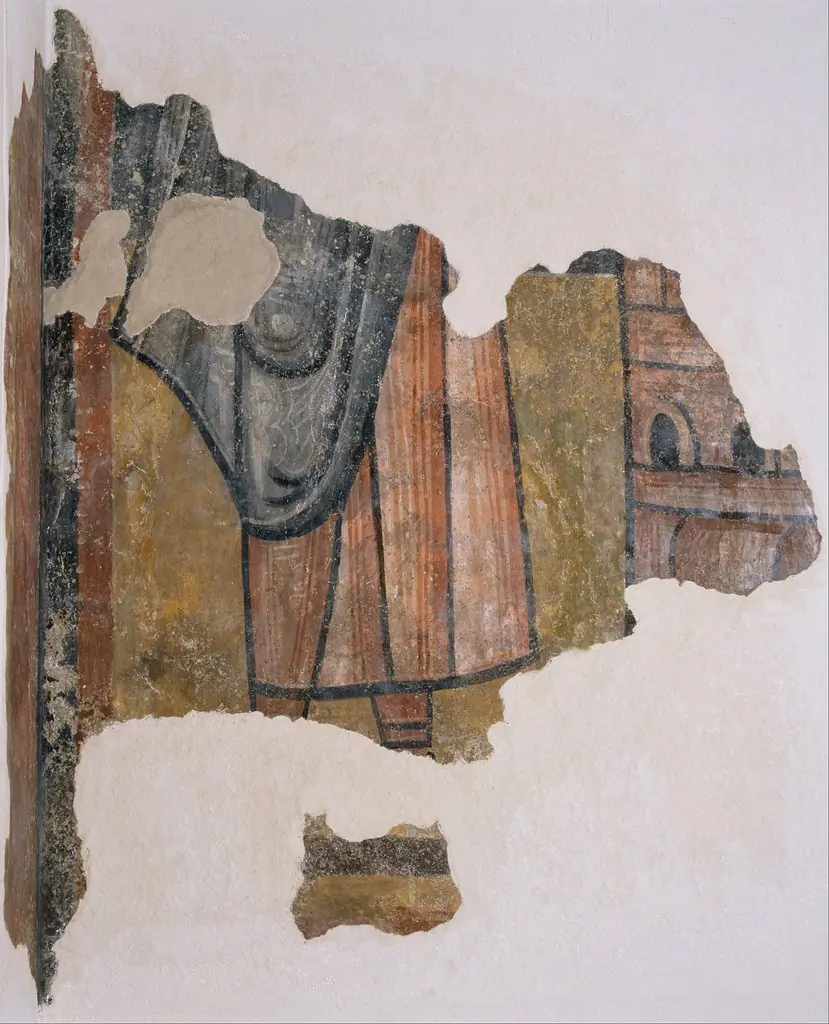 Remains of a figure and buildings from Boí