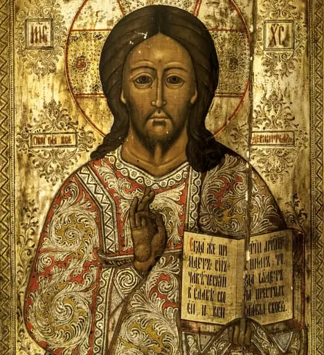 Isus Pantocrator, redat 3/4, binecuvântând cu mâna dreaptă(prin unirea degetului mare cu cel inelar), în stânga ținând cartea sfântă cu textul consacrat, în slavonă(Veniți la mine toți cei oropsiți...).această reprezentare a lui Iisus binecuvântând, cu Evanghelia deschisă, corespunde în iconografia bizantină lui Iisus Învățător, sau Hristos Ușa, icoană amplasată în stânga ușilor împărătești. Conform erminiilor, Iisus Pantocrator este redat cu Evanghelia închisă.Expresia sobră, tristă, ochii mari, părul castaniu, lung, cu cărare pe mijloc, lăsat inegal pe umeri, mustățile și barba scurte. Poartă un veșmânt cu mâneci largi cu motive florale ample, în volute(foiță argintată), interstiții umplute cu portocaliu și galben. La mâneci, klav și la gât motive geometrice în formă de zigzag și val. Aureola (nimb cruciger) depășește spațiul chenarelor, trasată cu o linie de culoare roșie, dublată pe unele porțiuni cu o altă linie de culoare albă, în interior cu motive florale și puncte incizate în stratul de foiță metalică aurită. Inscripțiile consacrate: "eu sunt alfa și omega". Dublu chenar, motive geometrice: linii, puncte și zigzaguri între două linii fin incizate pe marginea foiței, la exterior bandă vișinie cu linii albe. Inscripțiile în chenare dreptunghiulare însoțite de motive fitomorfe incizate. Cromatica: alb, galben, roșu, auriu, brun, negru, foiță metalică; Bordura o înscrie în icoanele tip Krashnuska(înroșitele).