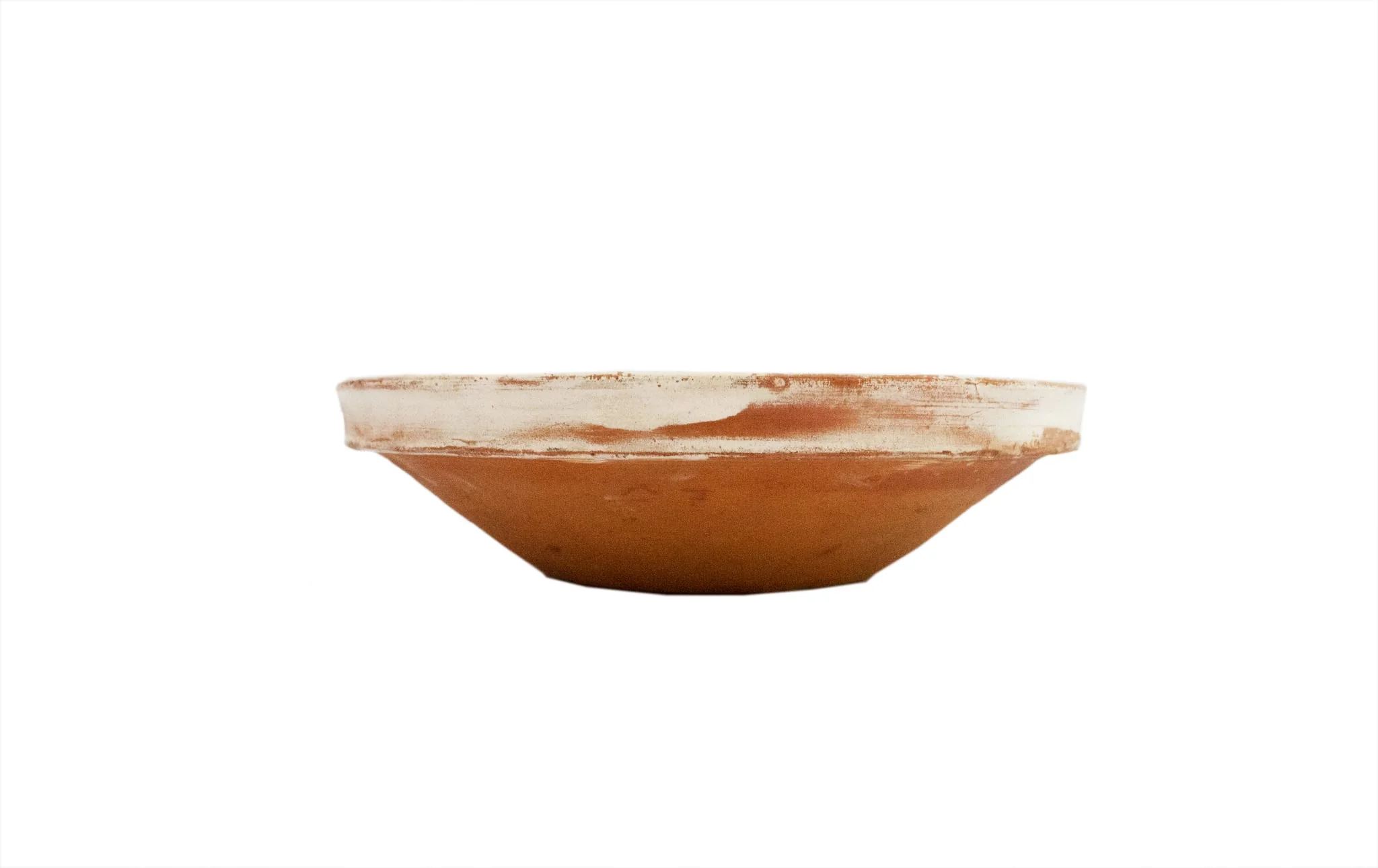 Strachină lucrată în manieră Kuty, de formă tronconică, modelată la roată; decor geometrizant și naturalist amplasat pe toată suprafața vasului organizat în două registre despărțite de linii circulare realizate cu cornul: central prezintă un motiv fitomorf: plantă în ghiveci cu trei inflorescențe: lalea și floarea soarelui; spre marginea vasului un registru cu motive geometrice unghiulare, despărțite de grupuri de liniuțe; cromatică: fond alb dat de angobă, decor realizat cu verde, galben, negru și cărămiziu. Pe exterior este imprimată ștampila cu numele meșterului scris cu majusculă și caractere italice: Colibaba., by Colibaba Constantin, 1973