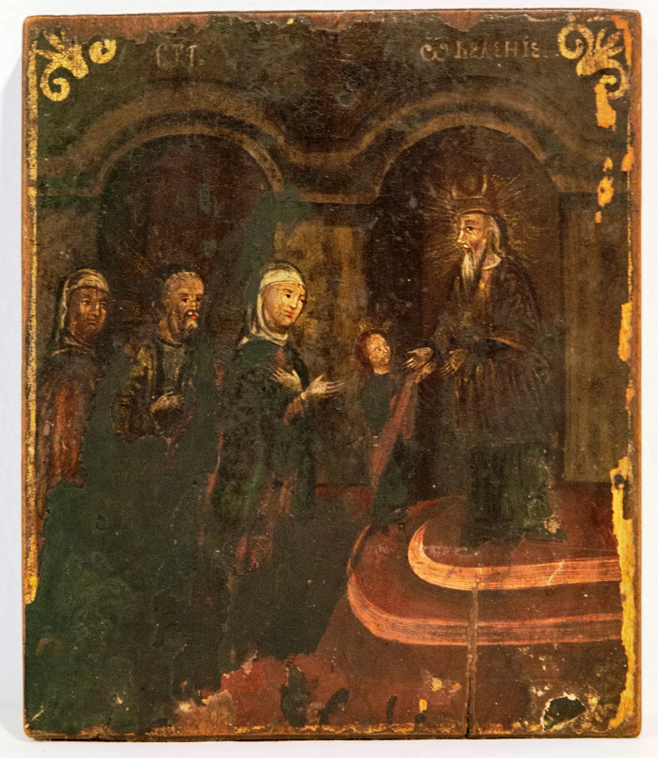 Icoana redă scena aducerii la Templu a Fecioarei la vârsta de trei ani, de către sfinții părinți Ioachim și Ana .Pictura respectă canoanele bizantine și indicațiile din erminii. În interiorul unui templu(redat prin coloane masive și arcade semicirculare)Fecioara Maria, cu capul descoperit urcă niște scări(textele vorbesc de 15 trepte) unde este așteptată cu brațele deschise de proorocul Zaharia. Acesta este bătrân, în veșmintele arhierești specifice epocii. În spatele Fecioarei vin smeriți Sfânta Ana și Sfântul Ioachim, urmat de o fecioară din suita celor care i-au însoțit la templu.Veșmintele sunt sobre, de culoare închisă, femeile cu năframe albe pe cap, Ioachim cu capul decoperit. În afară de fecioara din alai, toate personajele au aureole din raze subțiri. Compoziția este echilibrată, studiată, cu influențe occidentale. În colțurile de sus câte un ornament floral stilizat trasat cu auriu, ca și chenarul de pe margini. Stratul pictural este deteriorat în mare parte, în special colțul din stânga jos.