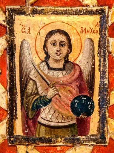 Într-un spațiu central dreptunghiular în relief este pictat Arhanghelul Mihail 3/4. Arhanghelul ține în mâna dreaptă sabia ridicată, în stânga globul pământesc cu însemnele dumnezeirii. Este redat tânăr, cu fața rotundă, expresivă, părul lung, lăsat pe umeri.Poartă o tunică verde, cămașă albastră și lorică argintie, peste care este prinsă mantia lungă, roșie.Aripile sint strânse, aureola conturată cu o linie roșie fină, se proiectează pe fondul auriu unde este scrisă în partea superioară inscripția, cu litere de culoare roșie.Chenar îngust, negru. Decorul ancadramentului, sculptat, în relief : 8 flori cu patru petale rotunde, pictate cu albastru, centrul cu roșu, iar frunzele aurii. Spațiul dintre flori. La nivelul suportului, pictat cu roșu. Suportul este crăpat, cele două bucăți care îl alcătuiesc nu se mai sudează. După modul de realizare se pare că icoana a aparținut unei biserici.
