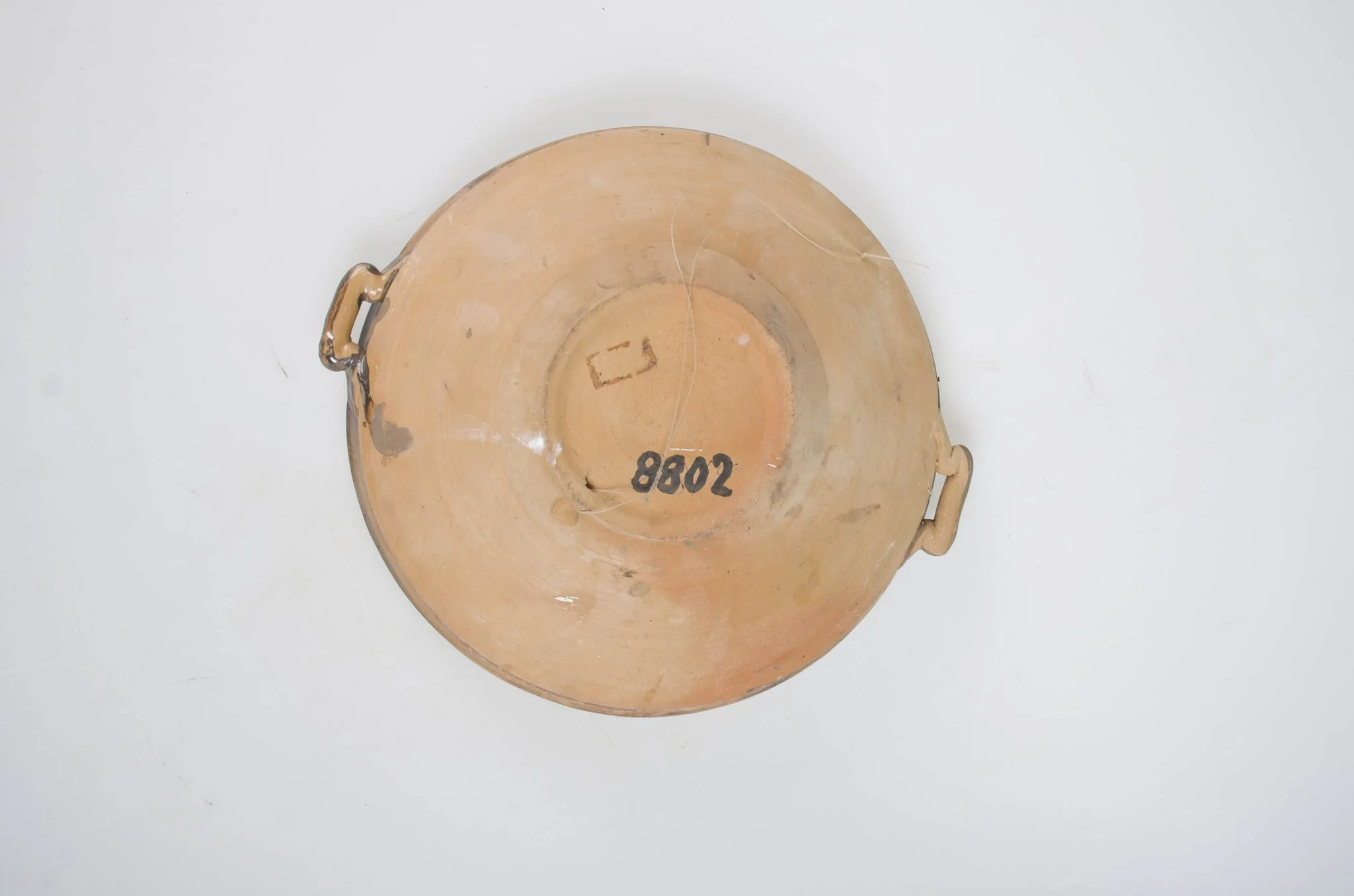 Vas ceramic tronconic având inel de sustinere din care pornesc pereții, cu marginea dreaptă și buza la fel. Ornamentele sunt dispuse pe toată suprafața și sunt realizate cu cornul. Pe fund o spirală și o bandă jirăvită delimitată de noua bandă jirăvită printr-o linie. Urmează o alta în șase colțuri având în interiorul fiecărui colț un ochi cu "altiță". Marginea ornamentată linear, buza având o linie ondulată. Pe fundul vasului apare numele meșterului și localitatea "Ogrezeanu Stelian - Horezu"., by Ogrezeanu Stelian