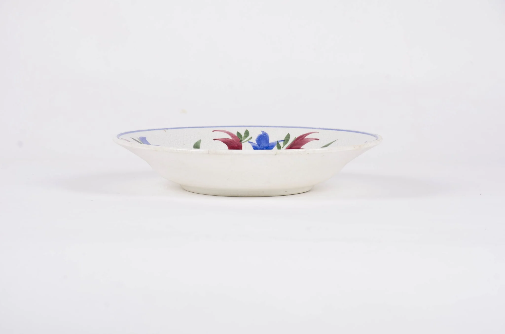 Vasul are formă tronconică fiind realizat din caolin. Fondul, interior-exterior, este alb iar decorul este floral-vegetal și acoperă interiorul vasului cu extensii pe buza acestuia. De asemenea pe buza vasului este pictată o linie circulară. Cromatică: fond: alb; motive: albastru; maro; verde; vișiniu., by Unknown, 1850