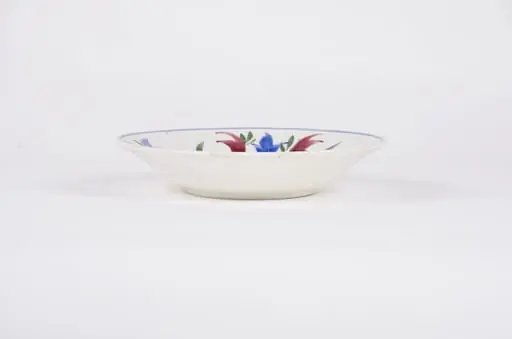 Vasul are formă tronconică fiind realizat din caolin. Fondul, interior-exterior, este alb iar decorul este floral-vegetal și acoperă interiorul vasului cu extensii pe buza acestuia. De asemenea pe buza vasului este pictată o linie circulară. Cromatică: fond: alb; motive: albastru; maro; verde; vișiniu.