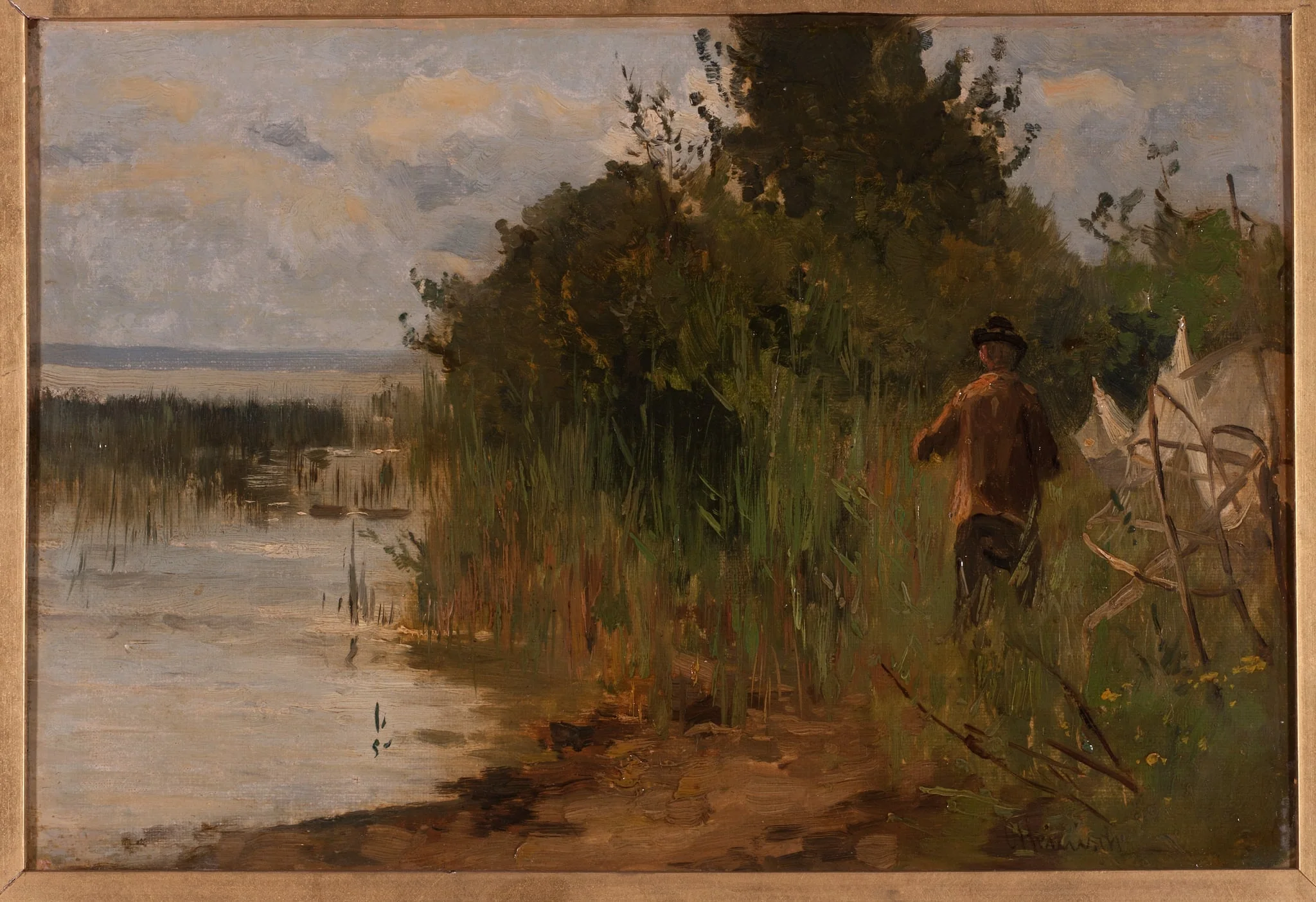 Seeufer mit Angler im Schilf