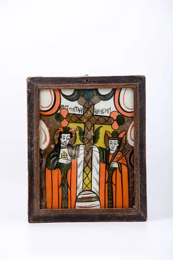 În centrul icoanei este Crucea galben-bronzie, împodobită decorativ cu linii șerpuitoare negre. În dreapta crucii este Sfântul Împărat Constantin și în stânga este Împărăteasa Elena, mama sa, cu numele lor deasupra inscripționate. În spatele Crucii este un spațiu galben izvorâtor de lumină. Crucea găsită este susținută cu bucurie de cei doi sfinți. Veșmintele Sfinților Constantin și Elena sunt într-o combinație de roșu vermillon și verde kaki-brun. Spațiul galben de lumină duce gândul la Crucea de lumină apărută pe cer In hoc signo vinces - prin acest semn vei învinge. Icoana este bogat ornamentată de culoare, lumină și detalii semnificative, elemente decorative geometrizante - romburi ondulatorii negre și brațele crucii au terminații trilobale roșii, verzi și gri. Fondul icoanei este alb și brun-bronziu. Întreaga compoziție este încadrată armonios de un chenar decorativ geometrizant, format din semisfere alb-roz. Cromatica este armonioasă și senină: roșu vermillon, roz, galben-chihlimbar, verde kaki, brun-bronziu, gri antracit, alb, negru. Icoana este de Nicula. Inscripția din româno-chirilică se traduce Sf Constantin Sf Elena.