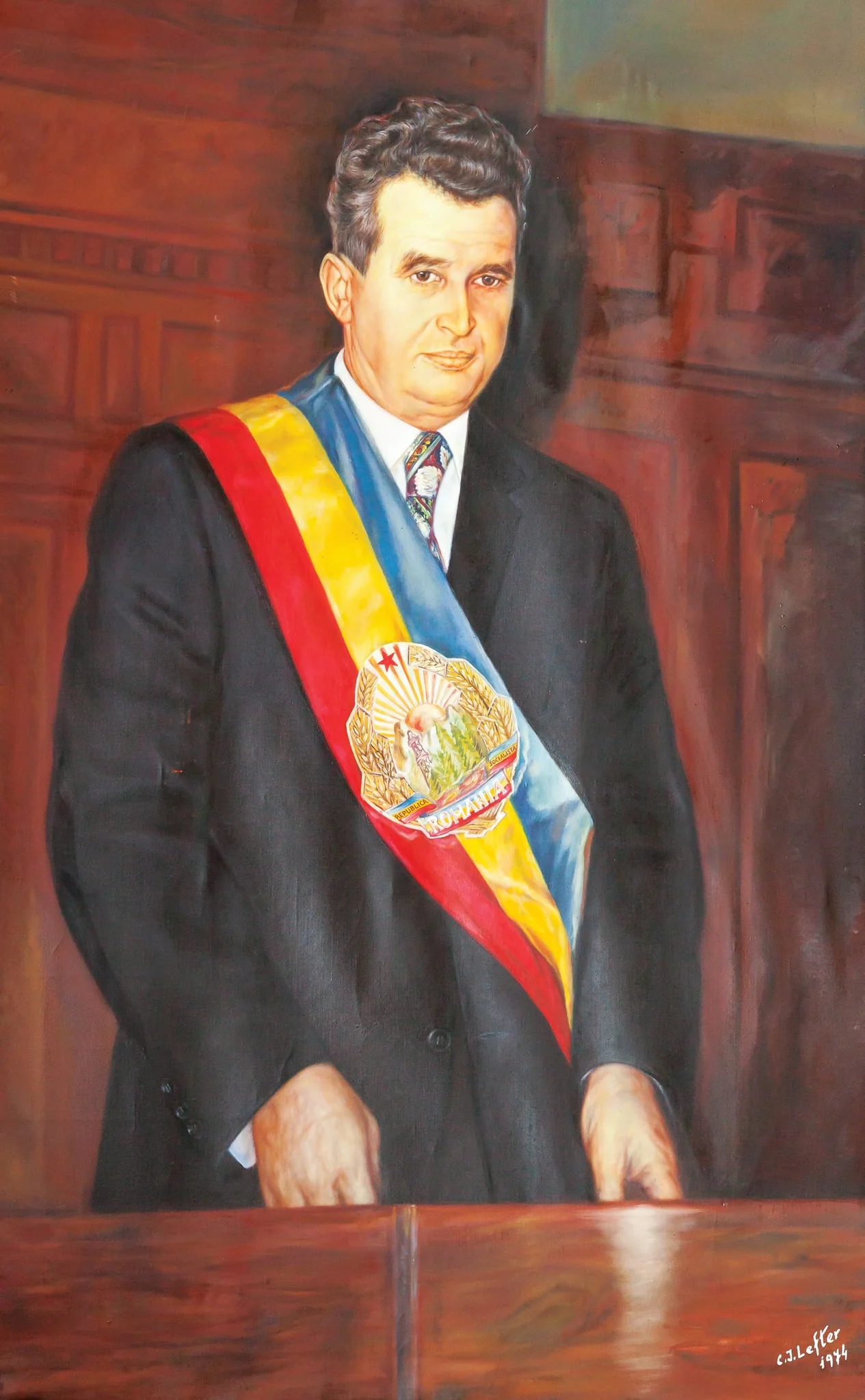 Tablou, ulei pe pânză, ”Portret Nicolae Ceaușescu”, semnat C.I. Lefter și datat 1974 în partea dreaptă jos. Reprezentat într-un cadru oficial în spatele unui pupitru, Nicolae Ceaușescu purtând eșarfa cu stema RSR. Oferit lu Nicolae Ceaușescu de Comitetul de Partid Sănătatea, cu ocazia zilei de naștere, ianuarie 1978.
