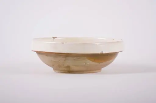 Vas de formă circulară, adâncit, cu gura foarte înaltă; pe fund are găuri pentru agățare. Este smălțuit la interior și exterior (buza). Este decorat cu motive geometrice: linie, linie ondulată; motive fitomorfe: frunze; motive florale. Cromatică: fond: alb; motive: maro; verde; albastru.