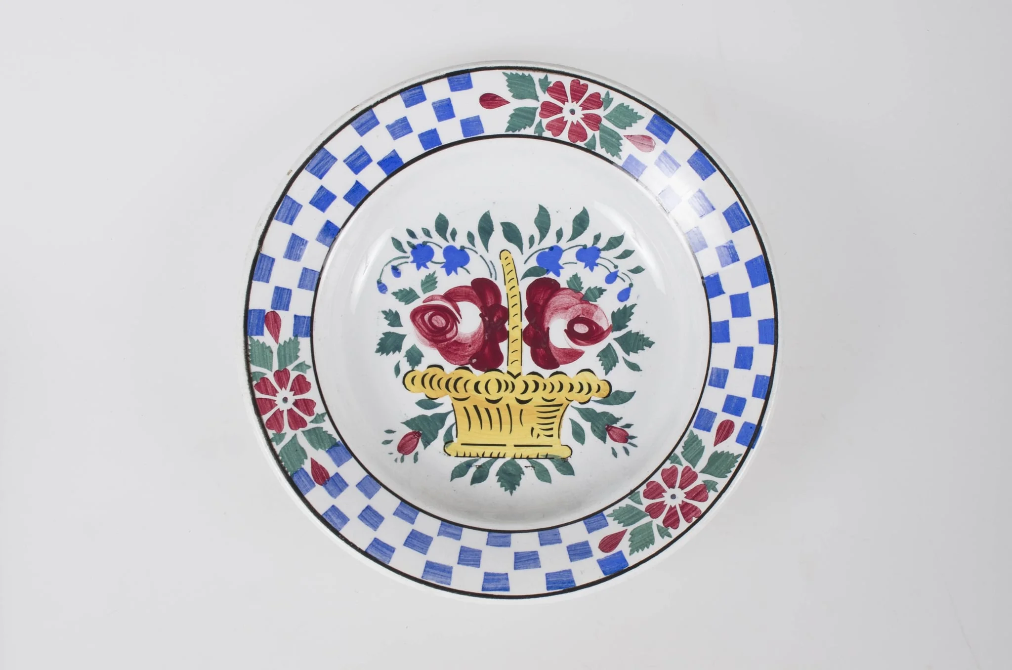 Vas de formă tronconică, adâncă. Pe fundul farfuriei se află un ornament format din: un coș de flori (trandafiri și clopoței). Pe marginea farfuriei între două cercuri concentrice apar trei flori despărțite de trei registre în formă de tablă de șah realizate din dreptunghiuri albastre. Cromatică: fond: alb; motive: galben; roșu; verde; albastru; negru., by Unknown, 1850