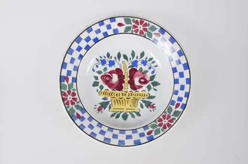Vas de formă tronconică, adâncă. Pe fundul farfuriei se află un ornament format din: un coș de flori (trandafiri și clopoței). Pe marginea farfuriei între două cercuri concentrice apar trei flori despărțite de trei registre în formă de tablă de șah realizate din dreptunghiuri albastre. Cromatică: fond: alb; motive: galben; roșu; verde; albastru; negru.