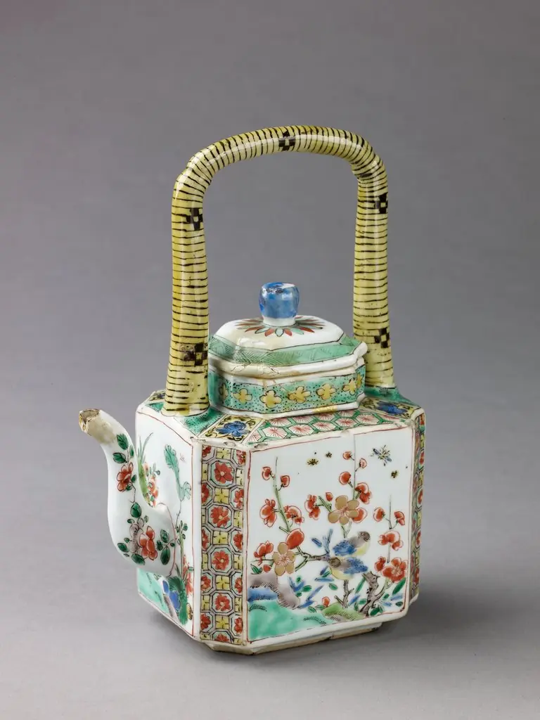 Covered wine pot or teapot