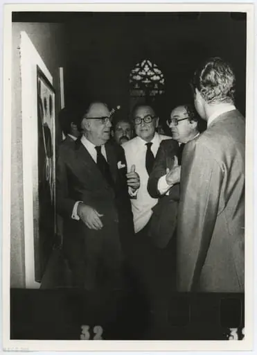 Camilo José Cela ante un cuadro de Miró