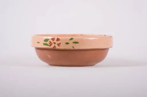 Vas de formă tronconică, adâncit, cu buza foarte înaltă; pe fund are găuri pentru agățare. Este smălțuit interior și exterior. Decorat cu motive geometrice: linie; motive florale. Cromatică: fond; crem; motive: maron; verde.