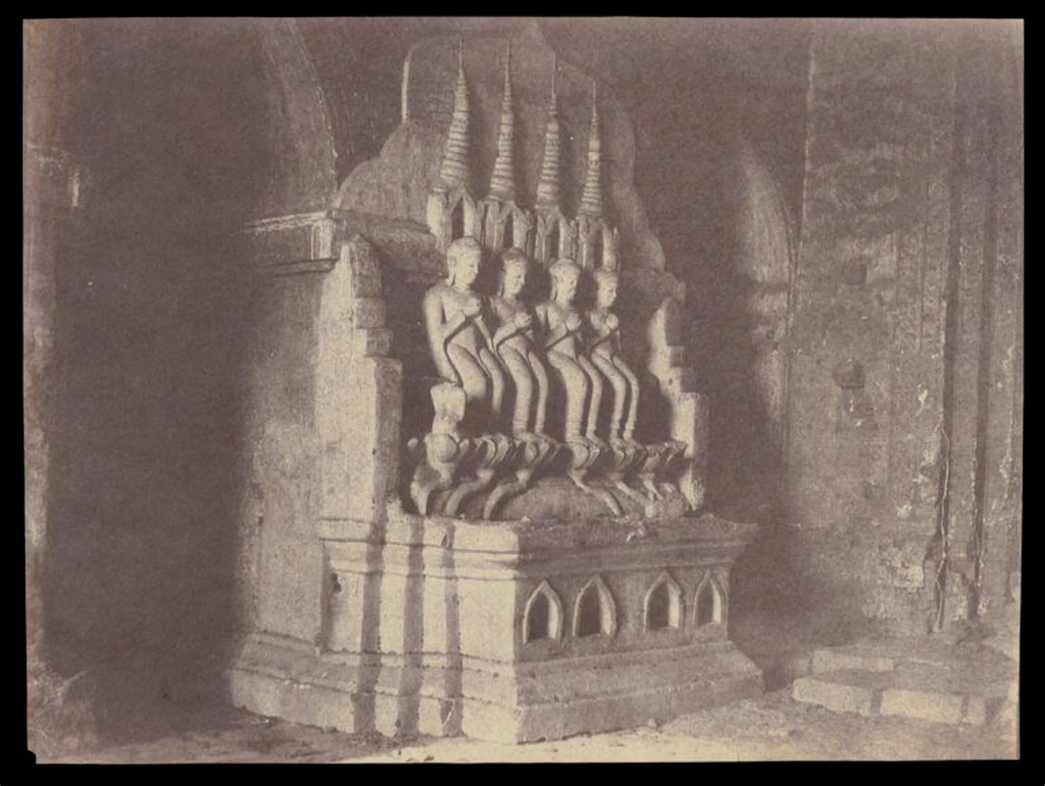 Pugahm Myo. Figures in Damayangyee Pagoda, by Linnaeus Tripe, photographic, 1855